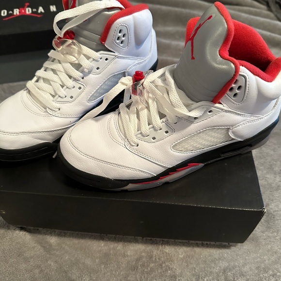 Air Jordan Retro 5 - Picture 2 of 3